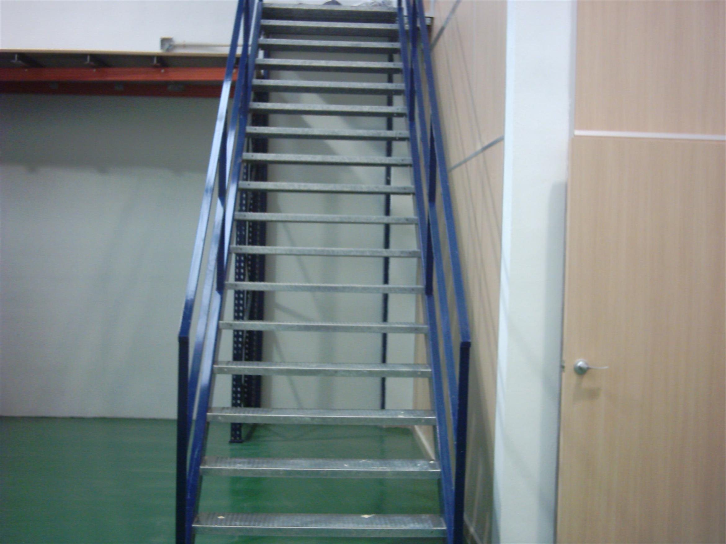 escalera rack con barandillas laterales